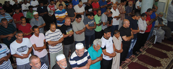  بالفيديو والصور: المئات من أهالي المدينة يؤدون صلاة التراويح في مسجد النزهة بمدينة يافا